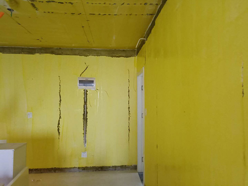 舊墻面翻新刷漆：用鋼刷或鏟刀將墻面鏟平，并清理干凈，直到水泥墻面無(wú)浮土為止。這樣做的目的就是為了讓新的乳膠漆與墻面更牢固的粘結(jié)起來(lái)。還需要把剝落的底漆清除干凈。若舊墻留有墻紙，撕下來(lái)之后難免會(huì)殘留一些膠紙，同時(shí)也需要清除干凈。一般來(lái)說(shuō)，墻面平整度誤差可在3mm。 然后刮膩?zhàn)拥闹饕康木褪菫榱颂钛a(bǔ)墻面，以確保墻面是平整的。然后，在墻面輥一遍混凝土的界面劑，以實(shí)現(xiàn)均勻的效果。等混泥土干燥后，便可開始刮膩?zhàn)恿恕?接著打磨墻面，在打磨之前，必須選用較細(xì)的砂紙。如今比較常用的是400-500號(hào)的砂紙。如果使用較粗的砂紙，會(huì)在墻上留下深的砂痕，即便是刷漆也覆蓋不了。待打磨完了之后，必須徹底清掃一遍墻面，以免粉塵過(guò)多而影響墻面漆的黏貼性?！≡谕克⒌灼釙r(shí)，一定要做到均勻，保證任何位置都能刷到。若油漆量較大，底漆可適當(dāng)?shù)狞c(diǎn)水，以便均勻的涂刷。