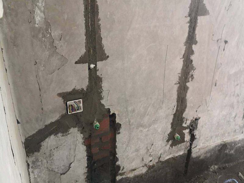 水電暗管布線：暗線電路也叫做暗線布線，其注意就是指先將電路安裝好，然后再進(jìn)行裝潢，吧電線撞到墻壁內(nèi)，就連開關(guān)插座都是暗孔的，而暗線布線的有點(diǎn)就是是的墻壁上面沒(méi)有電路的痕跡，使得裝修非常的美觀，而且安全性也大大的提高了，不過(guò)缺點(diǎn)也是非常煩人的。暗線布線選材注意事項(xiàng)   暗線布線在施工的時(shí)候應(yīng)該采用暗管布線來(lái)施工，而一般采用的暗管都是pvc管。