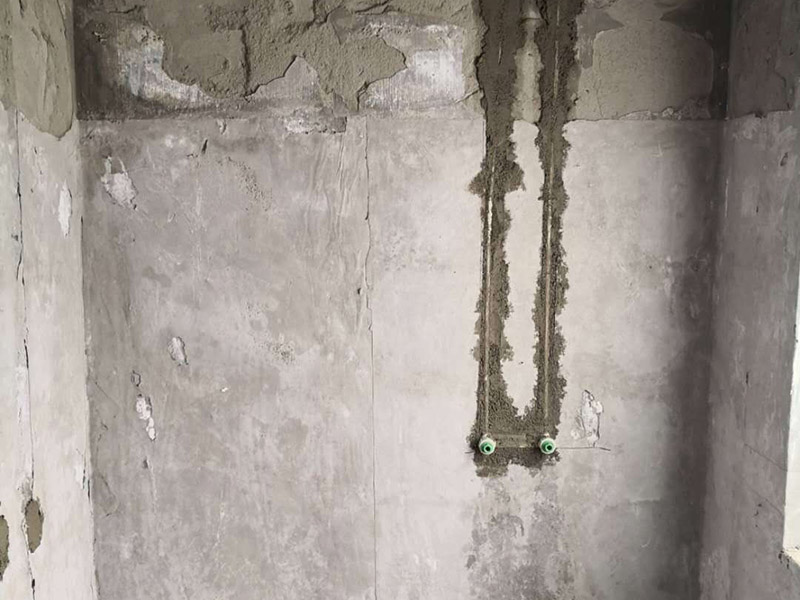 水電暗管布線：暗線電路也叫做暗線布線，其注意就是指先將電路安裝好，然后再進(jìn)行裝潢，吧電線撞到墻壁內(nèi)，就連開關(guān)插座都是暗孔的，而暗線布線的有點(diǎn)就是是的墻壁上面沒(méi)有電路的痕跡，使得裝修非常的美觀，而且安全性也大大的提高了，不過(guò)缺點(diǎn)也是非常煩人的。暗線布線選材注意事項(xiàng)   暗線布線在施工的時(shí)候應(yīng)該采用暗管布線來(lái)施工，而一般采用的暗管都是pvc管。