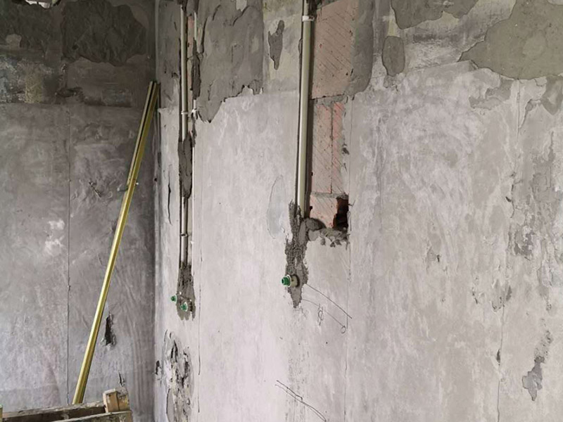 水電暗管布線：暗線電路也叫做暗線布線，其注意就是指先將電路安裝好，然后再進(jìn)行裝潢，吧電線撞到墻壁內(nèi)，就連開關(guān)插座都是暗孔的，而暗線布線的有點(diǎn)就是是的墻壁上面沒(méi)有電路的痕跡，使得裝修非常的美觀，而且安全性也大大的提高了，不過(guò)缺點(diǎn)也是非常煩人的。暗線布線選材注意事項(xiàng)   暗線布線在施工的時(shí)候應(yīng)該采用暗管布線來(lái)施工，而一般采用的暗管都是pvc管。