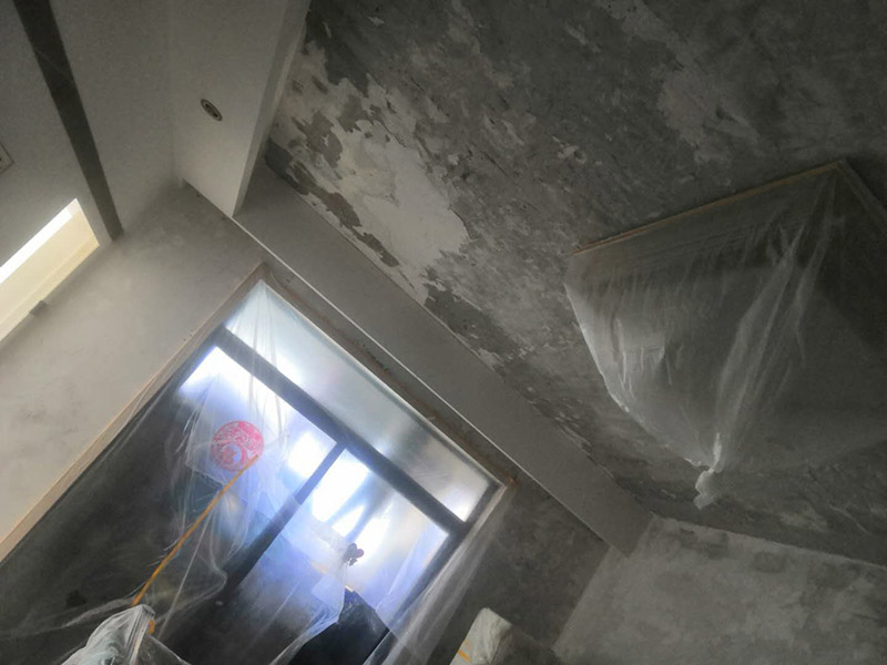 全屋墻面鏟除翻新：舊墻面在翻新前一定要做墻面基底處理，粉化嚴重的要全部鏟除，鏟除后抹上一層白水泥，原來墻面過于光滑、刷過油漆的鏟除后還要做打磨處理，把粘結(jié)不牢的表皮去掉，便于新涂料和墻體粘結(jié)。墻面底漆的作用是抗堿防潮、封固基材、保護面漆，提高面漆的質(zhì)感和遮蓋力，對于老房翻新，墻面一定要做底漆，如果沒有刷底漆就直接上面漆的話，時間一長墻面容易起泡、發(fā)霉，太陽照曬時間長了也容易變色。已經(jīng)上好面漆的墻面要修補會比較麻煩，容易產(chǎn)生色差，材料的使用時間不同，質(zhì)量也難以保證，很難達到理想效果。 所以墻面的修補最好是整塊墻面，或是盡可能地選擇較大面積進行修補，這樣可以盡量避免產(chǎn)生色差，修補后的質(zhì)量也更好。