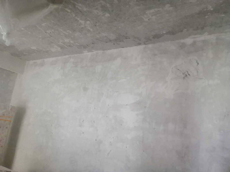 全屋墻面鏟除翻新：舊墻面在翻新前一定要做墻面基底處理，粉化嚴重的要全部鏟除，鏟除后抹上一層白水泥，原來墻面過于光滑、刷過油漆的鏟除后還要做打磨處理，把粘結(jié)不牢的表皮去掉，便于新涂料和墻體粘結(jié)。墻面底漆的作用是抗堿防潮、封固基材、保護面漆，提高面漆的質(zhì)感和遮蓋力，對于老房翻新，墻面一定要做底漆，如果沒有刷底漆就直接上面漆的話，時間一長墻面容易起泡、發(fā)霉，太陽照曬時間長了也容易變色。已經(jīng)上好面漆的墻面要修補會比較麻煩，容易產(chǎn)生色差，材料的使用時間不同，質(zhì)量也難以保證，很難達到理想效果。 所以墻面的修補最好是整塊墻面，或是盡可能地選擇較大面積進行修補，這樣可以盡量避免產(chǎn)生色差，修補后的質(zhì)量也更好。