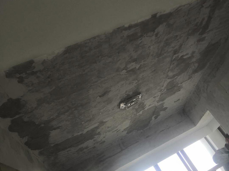 全屋墻面鏟除翻新：舊墻面在翻新前一定要做墻面基底處理，粉化嚴重的要全部鏟除，鏟除后抹上一層白水泥，原來墻面過于光滑、刷過油漆的鏟除后還要做打磨處理，把粘結(jié)不牢的表皮去掉，便于新涂料和墻體粘結(jié)。墻面底漆的作用是抗堿防潮、封固基材、保護面漆，提高面漆的質(zhì)感和遮蓋力，對于老房翻新，墻面一定要做底漆，如果沒有刷底漆就直接上面漆的話，時間一長墻面容易起泡、發(fā)霉，太陽照曬時間長了也容易變色。已經(jīng)上好面漆的墻面要修補會比較麻煩，容易產(chǎn)生色差，材料的使用時間不同，質(zhì)量也難以保證，很難達到理想效果。 所以墻面的修補最好是整塊墻面，或是盡可能地選擇較大面積進行修補，這樣可以盡量避免產(chǎn)生色差，修補后的質(zhì)量也更好。