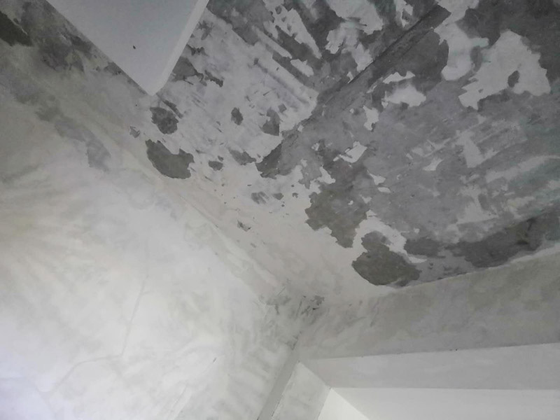 全屋墻面鏟除翻新：舊墻面在翻新前一定要做墻面基底處理，粉化嚴重的要全部鏟除，鏟除后抹上一層白水泥，原來墻面過于光滑、刷過油漆的鏟除后還要做打磨處理，把粘結(jié)不牢的表皮去掉，便于新涂料和墻體粘結(jié)。墻面底漆的作用是抗堿防潮、封固基材、保護面漆，提高面漆的質(zhì)感和遮蓋力，對于老房翻新，墻面一定要做底漆，如果沒有刷底漆就直接上面漆的話，時間一長墻面容易起泡、發(fā)霉，太陽照曬時間長了也容易變色。已經(jīng)上好面漆的墻面要修補會比較麻煩，容易產(chǎn)生色差，材料的使用時間不同，質(zhì)量也難以保證，很難達到理想效果。 所以墻面的修補最好是整塊墻面，或是盡可能地選擇較大面積進行修補，這樣可以盡量避免產(chǎn)生色差，修補后的質(zhì)量也更好。