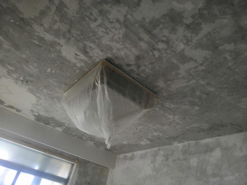 全屋墻面鏟除翻新：舊墻面在翻新前一定要做墻面基底處理，粉化嚴重的要全部鏟除，鏟除后抹上一層白水泥，原來墻面過于光滑、刷過油漆的鏟除后還要做打磨處理，把粘結(jié)不牢的表皮去掉，便于新涂料和墻體粘結(jié)。墻面底漆的作用是抗堿防潮、封固基材、保護面漆，提高面漆的質(zhì)感和遮蓋力，對于老房翻新，墻面一定要做底漆，如果沒有刷底漆就直接上面漆的話，時間一長墻面容易起泡、發(fā)霉，太陽照曬時間長了也容易變色。已經(jīng)上好面漆的墻面要修補會比較麻煩，容易產(chǎn)生色差，材料的使用時間不同，質(zhì)量也難以保證，很難達到理想效果。 所以墻面的修補最好是整塊墻面，或是盡可能地選擇較大面積進行修補，這樣可以盡量避免產(chǎn)生色差，修補后的質(zhì)量也更好。