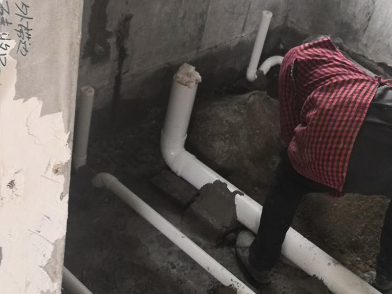 衛(wèi)生間布管及回填找平：1、建筑垃圾回填&mdash;&mdash;此種回填方式施工簡單，成本低，但會增加該區(qū)域樓板承重量，不推薦。 2、陶?；靥?mdash;&mdash;這種回填方式是現(xiàn)階段下沉式衛(wèi)生間回填的最優(yōu)方式，但是施工工序復(fù)雜，成本較高。 注意：下沉式衛(wèi)生間需要做兩遍地面防水（若有地暖則需做三次防水）。