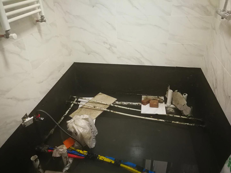 衛(wèi)生間改造裝修：因?yàn)槭嵌窝b修，所以在裝修前，首先需要的就是敲掉之前裝修的地瓷磚，才可以使用自己選購好的地瓷磚進(jìn)行鋪貼，在這里需要提醒的是，在敲碎原有的瓷磚時(shí)，一定要多加注意，不要敲到下水道水管了，衛(wèi)生間的下水道通常都是有多個(gè)的，一不小心就很容易被敲打到。還要特點(diǎn)注意的是，一定要避免碎掉的瓷磚進(jìn)入下水道內(nèi)，不然就會(huì)擁堵，這是很難解決的一件大難題哦。改造的時(shí)候盡量不要破壞原有的防水層，如果發(fā)現(xiàn)有漏洞的現(xiàn)象，應(yīng)立即進(jìn)行修補(bǔ)工作，避免留下防水隱患。