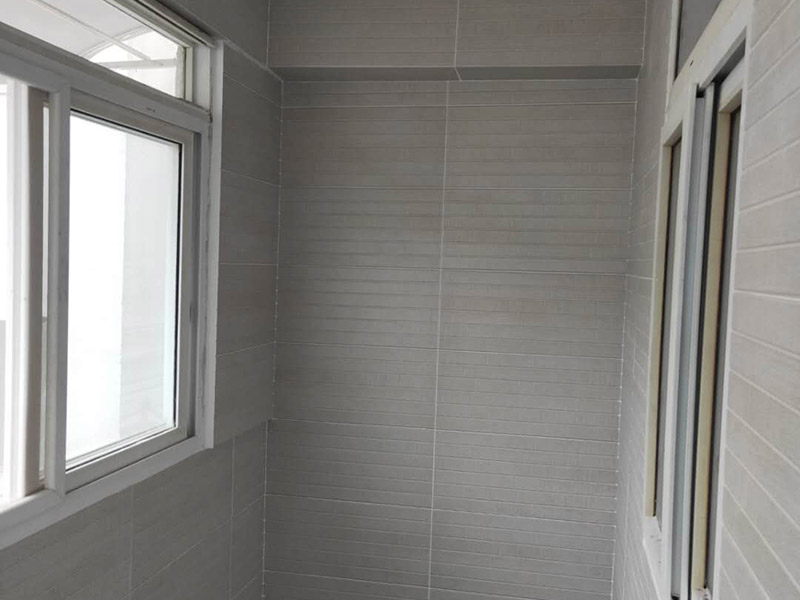 陽臺改造前后對比：地板進(jìn)水后會嚴(yán)重變形，陽臺與客廳地板直接相連，并且陽臺上一般都有洗衣機(jī)，如果洗衣機(jī)的出水漫出來，就會泡爛地板，使之變形，所以陽臺肯定要做好防水和地漏，做防水前先找平，待水泥干透后再做，防水材料至少要涂3遍。在安裝地板時(shí)，地板與門檻和墻壁之間會留有一定的空隙，這個(gè)空隙間可以填充一些硅膠，加以隔離，并且空隙要稍大點(diǎn)，以避免陽臺的水氣湛到地板上，引起發(fā)霉、變黑現(xiàn)象。地板邊上縫隙不好看，要安裝上壓條就能遮蓋了。地板壓條有金黃色的銅質(zhì)、白色的鋁質(zhì)、顏色豐富的木質(zhì)，建議選擇銅質(zhì)的，雖然貴點(diǎn)，但是比較厚實(shí)，也比較耐用。