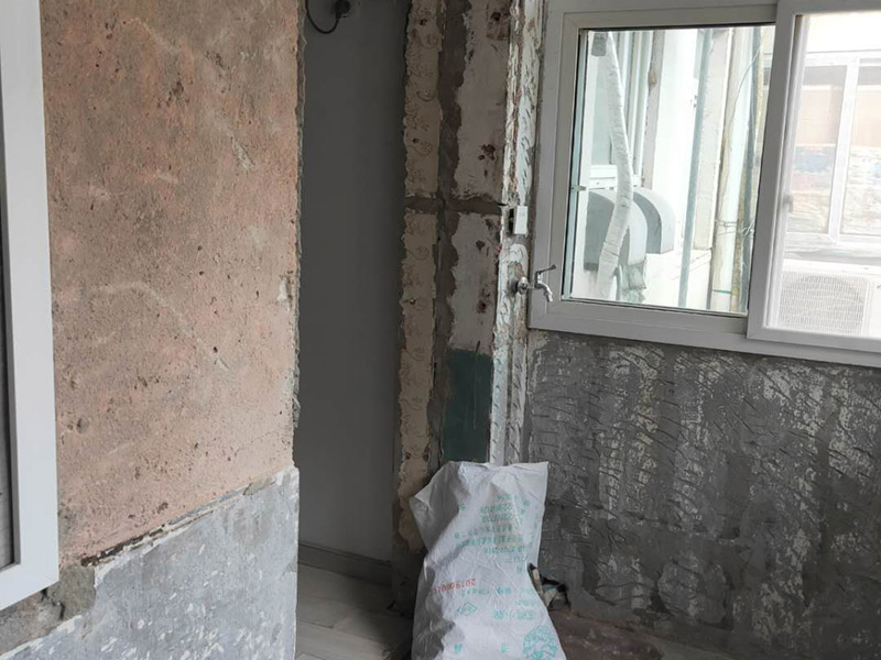 陽臺改造前后對比：地板進(jìn)水后會嚴(yán)重變形，陽臺與客廳地板直接相連，并且陽臺上一般都有洗衣機(jī)，如果洗衣機(jī)的出水漫出來，就會泡爛地板，使之變形，所以陽臺肯定要做好防水和地漏，做防水前先找平，待水泥干透后再做，防水材料至少要涂3遍。在安裝地板時(shí)，地板與門檻和墻壁之間會留有一定的空隙，這個(gè)空隙間可以填充一些硅膠，加以隔離，并且空隙要稍大點(diǎn)，以避免陽臺的水氣湛到地板上，引起發(fā)霉、變黑現(xiàn)象。地板邊上縫隙不好看，要安裝上壓條就能遮蓋了。地板壓條有金黃色的銅質(zhì)、白色的鋁質(zhì)、顏色豐富的木質(zhì)，建議選擇銅質(zhì)的，雖然貴點(diǎn)，但是比較厚實(shí)，也比較耐用。