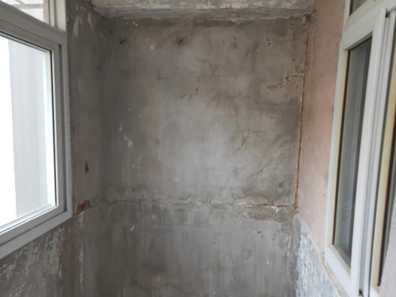 陽臺改造前后對比：地板進(jìn)水后會嚴(yán)重變形，陽臺與客廳地板直接相連，并且陽臺上一般都有洗衣機(jī)，如果洗衣機(jī)的出水漫出來，就會泡爛地板，使之變形，所以陽臺肯定要做好防水和地漏，做防水前先找平，待水泥干透后再做，防水材料至少要涂3遍。在安裝地板時(shí)，地板與門檻和墻壁之間會留有一定的空隙，這個(gè)空隙間可以填充一些硅膠，加以隔離，并且空隙要稍大點(diǎn)，以避免陽臺的水氣湛到地板上，引起發(fā)霉、變黑現(xiàn)象。地板邊上縫隙不好看，要安裝上壓條就能遮蓋了。地板壓條有金黃色的銅質(zhì)、白色的鋁質(zhì)、顏色豐富的木質(zhì)，建議選擇銅質(zhì)的，雖然貴點(diǎn)，但是比較厚實(shí)，也比較耐用。