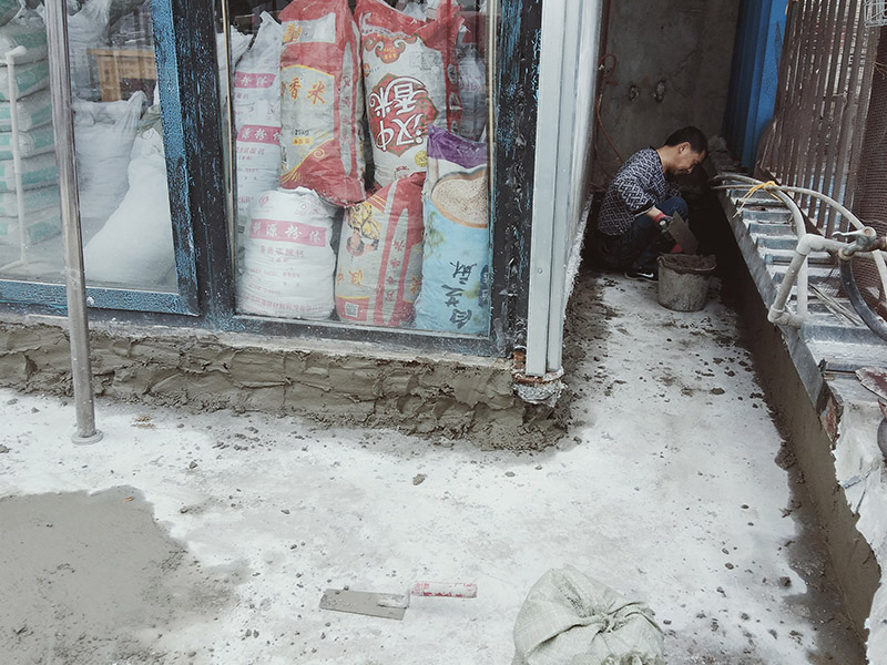 露臺陽臺地面防水改造：首先為陽臺封裝防水，由于是防水工作的第一道防線，因此是千萬不可馬虎的，在做陽臺封裝時，在選材方面就需要選擇防水防潮的材料，在施工過程中應注意做好密閉，若沒有做好封裝的話，陽臺的防水將會大打折扣。 陽臺地面防水的做法與衛(wèi)生間做防水的做法差不多，都是從找平基層開始，再到涂上防水層、鋪上防水材料，最后對地面進行檢驗，鋪設地面等。這里需要注意的是，陽臺的防水層完成之后一定要與室內(nèi)地面具有一定的高度差，最好低于室內(nèi)地面2-3cm的高度。 最后需要對陽臺進行排水工程工作，在安裝陽臺排水管道時不要有太多的彎道，否則容易導致排水不便，地漏一定要順暢。