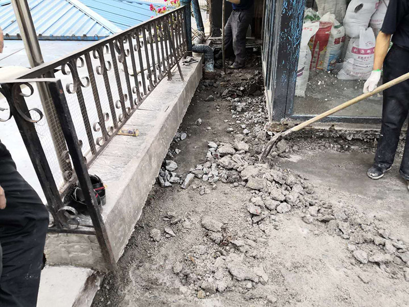 露臺陽臺地面防水改造：首先為陽臺封裝防水，由于是防水工作的第一道防線，因此是千萬不可馬虎的，在做陽臺封裝時，在選材方面就需要選擇防水防潮的材料，在施工過程中應注意做好密閉，若沒有做好封裝的話，陽臺的防水將會大打折扣。 陽臺地面防水的做法與衛(wèi)生間做防水的做法差不多，都是從找平基層開始，再到涂上防水層、鋪上防水材料，最后對地面進行檢驗，鋪設地面等。這里需要注意的是，陽臺的防水層完成之后一定要與室內(nèi)地面具有一定的高度差，最好低于室內(nèi)地面2-3cm的高度。 最后需要對陽臺進行排水工程工作，在安裝陽臺排水管道時不要有太多的彎道，否則容易導致排水不便，地漏一定要順暢。