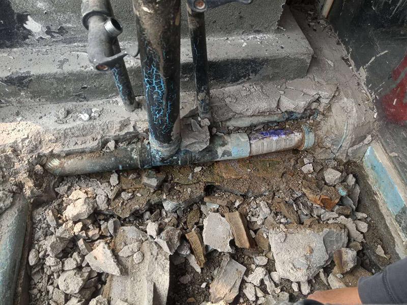 露臺陽臺地面防水改造：首先為陽臺封裝防水，由于是防水工作的第一道防線，因此是千萬不可馬虎的，在做陽臺封裝時，在選材方面就需要選擇防水防潮的材料，在施工過程中應注意做好密閉，若沒有做好封裝的話，陽臺的防水將會大打折扣。 陽臺地面防水的做法與衛(wèi)生間做防水的做法差不多，都是從找平基層開始，再到涂上防水層、鋪上防水材料，最后對地面進行檢驗，鋪設地面等。這里需要注意的是，陽臺的防水層完成之后一定要與室內(nèi)地面具有一定的高度差，最好低于室內(nèi)地面2-3cm的高度。 最后需要對陽臺進行排水工程工作，在安裝陽臺排水管道時不要有太多的彎道，否則容易導致排水不便，地漏一定要順暢。