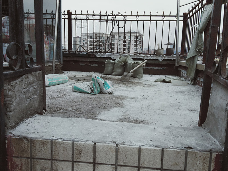 露臺陽臺地面防水改造：首先為陽臺封裝防水，由于是防水工作的第一道防線，因此是千萬不可馬虎的，在做陽臺封裝時，在選材方面就需要選擇防水防潮的材料，在施工過程中應注意做好密閉，若沒有做好封裝的話，陽臺的防水將會大打折扣。 陽臺地面防水的做法與衛(wèi)生間做防水的做法差不多，都是從找平基層開始，再到涂上防水層、鋪上防水材料，最后對地面進行檢驗，鋪設地面等。這里需要注意的是，陽臺的防水層完成之后一定要與室內(nèi)地面具有一定的高度差，最好低于室內(nèi)地面2-3cm的高度。 最后需要對陽臺進行排水工程工作，在安裝陽臺排水管道時不要有太多的彎道，否則容易導致排水不便，地漏一定要順暢。