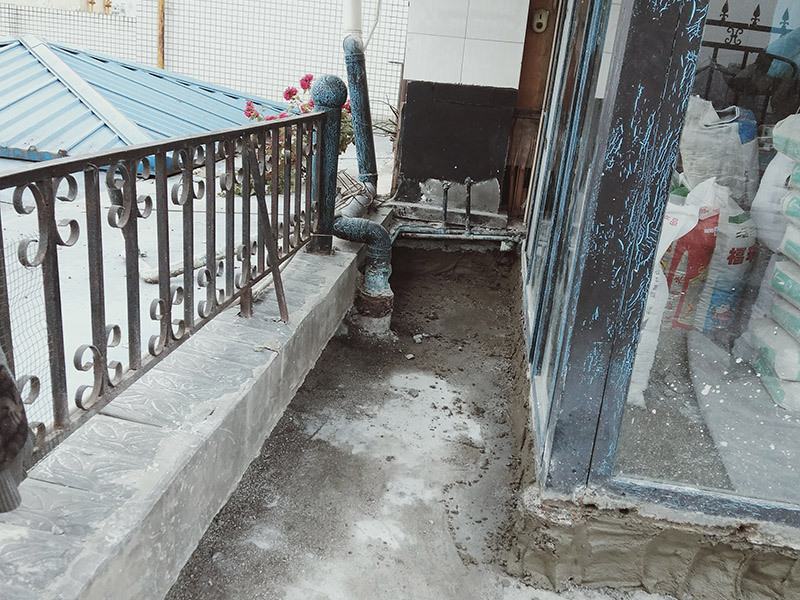 露臺陽臺地面防水改造：首先為陽臺封裝防水，由于是防水工作的第一道防線，因此是千萬不可馬虎的，在做陽臺封裝時，在選材方面就需要選擇防水防潮的材料，在施工過程中應注意做好密閉，若沒有做好封裝的話，陽臺的防水將會大打折扣。 陽臺地面防水的做法與衛(wèi)生間做防水的做法差不多，都是從找平基層開始，再到涂上防水層、鋪上防水材料，最后對地面進行檢驗，鋪設地面等。這里需要注意的是，陽臺的防水層完成之后一定要與室內(nèi)地面具有一定的高度差，最好低于室內(nèi)地面2-3cm的高度。 最后需要對陽臺進行排水工程工作，在安裝陽臺排水管道時不要有太多的彎道，否則容易導致排水不便，地漏一定要順暢。