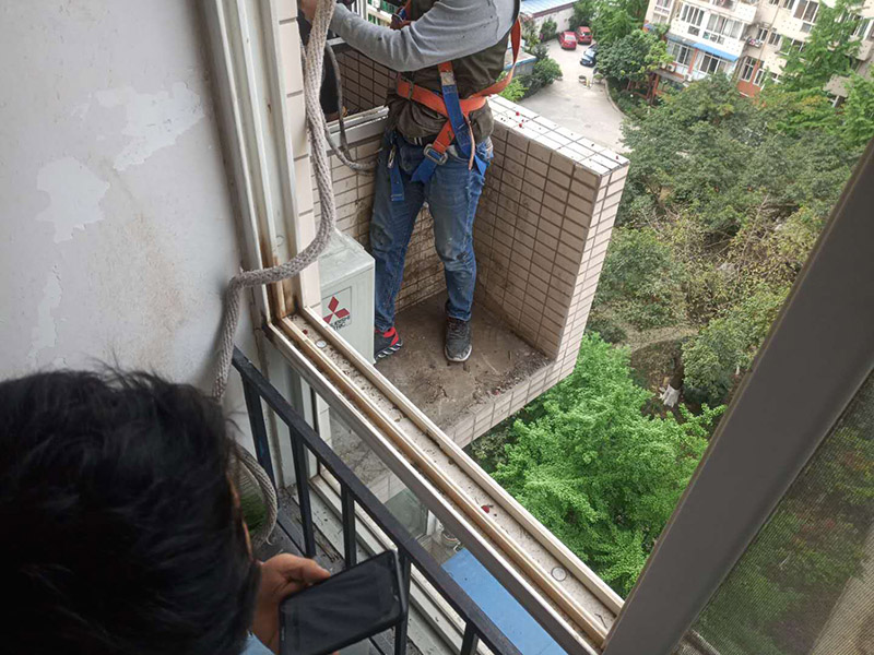 陽臺(tái)植物清理打掃：清理植物是一個(gè)很麻煩的過程，對(duì)于大型植物如芭蕉樹發(fā)財(cái)樹需要的工程量還是比較大的，所以最好將植物搬至衛(wèi)生間或者陽臺(tái)進(jìn)行操作。如果家中有院子，也可以將它們搬到院子里，這樣也好方便打理，盡量避免破壞家中其他環(huán)境。 如果不想將開放式陽臺(tái)改為封閉式陽臺(tái)，可以選擇在安裝陽臺(tái)窗簾來進(jìn)行阻隔。一般在灰塵很大的時(shí)候，將窗簾拉上，能夠有效緩解陽臺(tái)灰塵大的問題，而且還具有隔音的效果，一舉兩得。無框窗的設(shè)計(jì)，既能緩解封閉式陽臺(tái)的壓抑感（通風(fēng)、采光沒有問題），大片的玻璃，足夠有效的阻隔灰塵臟污。  有些綠植具有除污納垢的功能，在陽臺(tái)上多養(yǎng)些這樣的綠植花卉，一方面能夠有效地緩解陽臺(tái)灰塵臟污，另一方面也改善了家居生活的環(huán)境。
