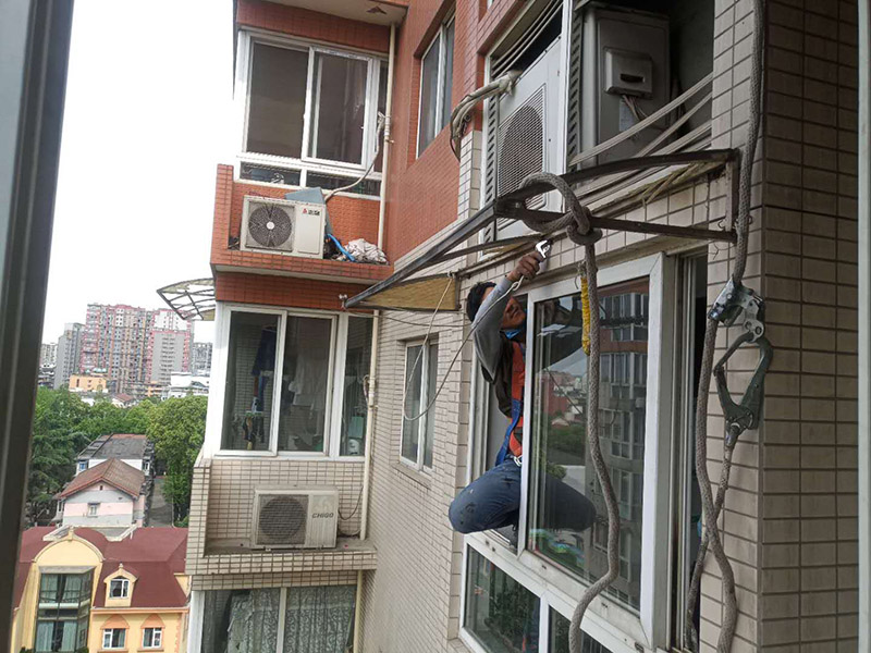 雨棚拆除：如果僅僅是在一層，作為進(jìn)戶雨篷，則不計算：1.雨篷結(jié)構(gòu)的外邊線至外墻結(jié)構(gòu)外邊線的寬度超過2.10m者，應(yīng)按雨篷結(jié)構(gòu)板的水平投影面積的1／2計算。 2.建筑物的陽臺均應(yīng)按其水平投影面積的1／2計算。 3.有永久性頂蓋無圍護(hù)結(jié)構(gòu)的車棚、貨棚、站臺、加油站、收費站等，應(yīng)按其頂蓋水平投影面積的1／2計算。 4.有永久性頂蓋的室外樓梯，應(yīng)按建筑物自然層的水平投影面積的1／2計算。