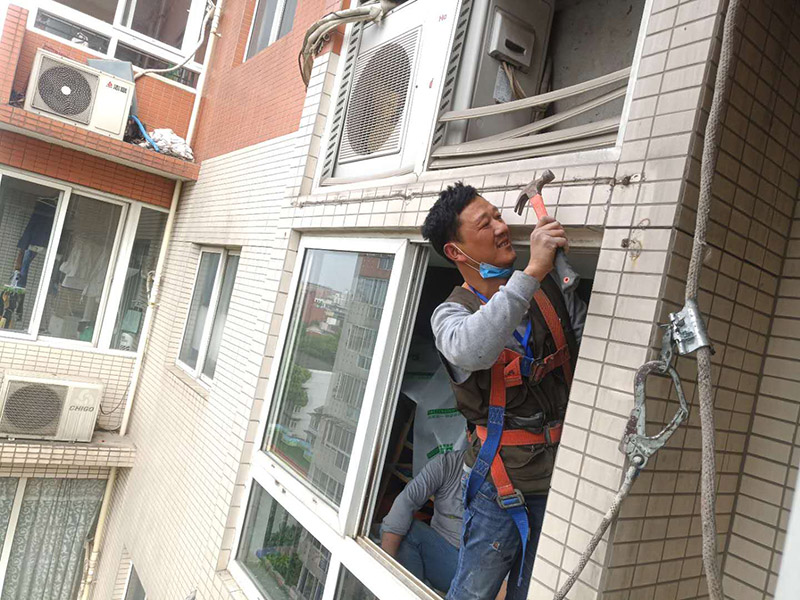 雨棚拆除：如果僅僅是在一層，作為進(jìn)戶雨篷，則不計算：1.雨篷結(jié)構(gòu)的外邊線至外墻結(jié)構(gòu)外邊線的寬度超過2.10m者，應(yīng)按雨篷結(jié)構(gòu)板的水平投影面積的1／2計算。 2.建筑物的陽臺均應(yīng)按其水平投影面積的1／2計算。 3.有永久性頂蓋無圍護(hù)結(jié)構(gòu)的車棚、貨棚、站臺、加油站、收費站等，應(yīng)按其頂蓋水平投影面積的1／2計算。 4.有永久性頂蓋的室外樓梯，應(yīng)按建筑物自然層的水平投影面積的1／2計算。