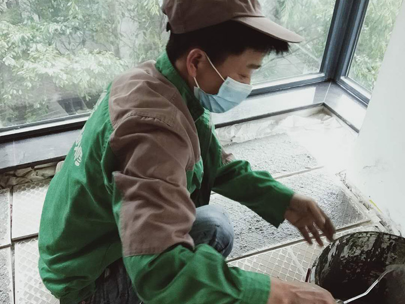 瓷磚滾涂背膠：在涂刷前將?；u背面用濕布擦拭干凈，去除飾面磚材背面的油污、防護(hù)劑、脫模劑等影響粘結(jié)的物質(zhì)。施工時(shí)，可采用刷涂或滾涂的方法。用毛刷、滾筒將拌均的背膠均勻涂刷在飾面磚材的背面 ，建議采用&ldquo;十字交叉法&rdquo;均勻地涂刷一層，避免漏涂露底，一般用量約為0.3kg/m。待5小時(shí)以上，背膠完全干固后方可進(jìn)行下道施工工序。