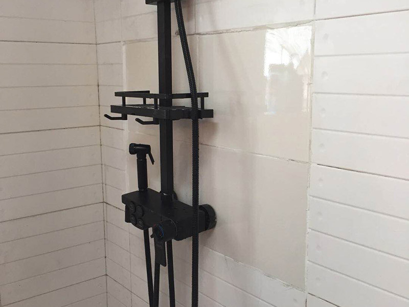 浴室花灑安裝：取出彎頭，細的那端纏上生料帶(10圈以上)，彎頭安裝到位后，安裝彎頭裝飾蓋，旋轉(zhuǎn)到位。取出閥門，切記要在進水孔內(nèi)分別安裝防漏橡膠墊片。測試花灑閥門是否安裝正確。安裝連接桿(記得先把手持噴頭架安裝至連接桿上)。安裝連桿固定架。