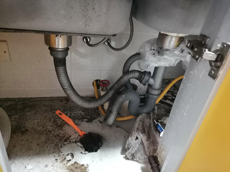 水槽下水管維修：首先，要檢查地板和屋頂是否有漏水的縫隙，廚衛(wèi)地面也要做蓄水相關(guān)的實驗，確定不漏水之后，再檢查水管及配件是否有破損、是否牢固。安裝溢水孔的下水管。溢水孔是避免水槽向外溢水的保護孔，所以要注意其與槽體銜接處的密封性，確保溢水孔的下水管自身不漏水。安裝過濾籃的下水管。濾籃的下水管在安裝時，要注意下水管和槽體之間的銜接，切忌不牢固、密封不嚴(yán)。安裝整體的排水管。當(dāng)遇到兩個過濾籃的水槽，且兩個下水管之間的距離有近遠，就需要對水管進行切割作業(yè)，要十分留意的是每個接口的密封性。水槽放入臺面后，需要在槽體和臺面間安裝配套的掛片，將水槽安裝牢固，以避免那些細小的空隙導(dǎo)致槽體左右搖晃。進行排水實驗。等到基本安裝完成后，再將過濾籃也安裝好，就開始進行排水實驗。具體為先將水槽放滿水，測試兩個過濾籃下水及溢水孔下水的排水狀態(tài)，若發(fā)現(xiàn)有滲水現(xiàn)象，應(yīng)馬上返工。