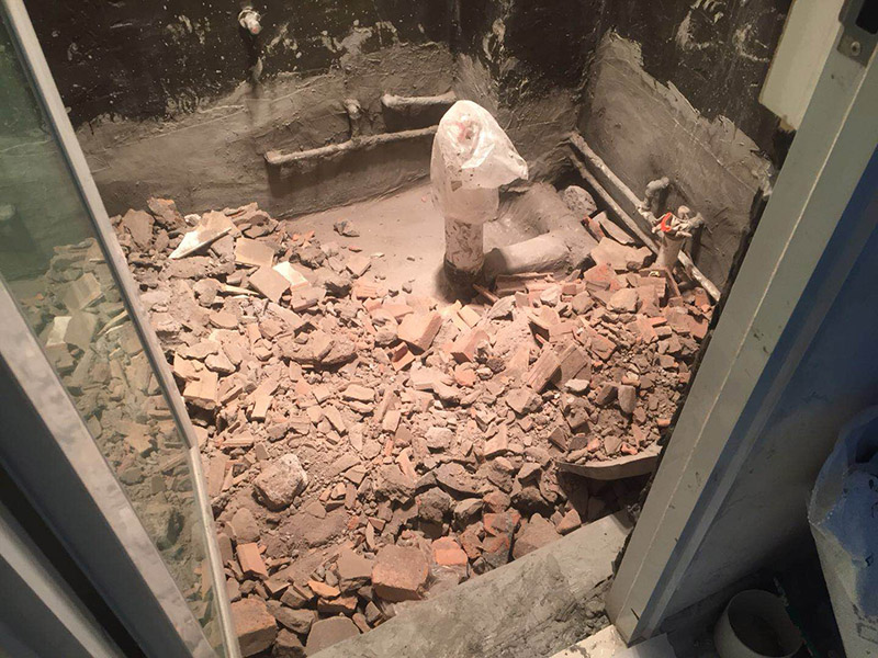 衛(wèi)生間防水施工：1、刷第一遍防水涂料，施工前確保工地干凈、干燥；2、刷第二遍防水涂料，干透后才能進(jìn)行第二遍；3、在防水涂料表面鋪上保護(hù)層，覆蓋防水層；4、閉水試驗(yàn)，水線不能低于2厘米；5、基層處理、清理，做找平層、二次蓄水試驗(yàn)。