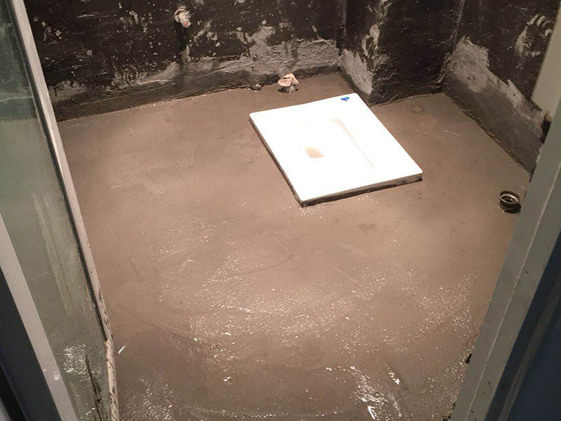 衛(wèi)生間防水施工：1、刷第一遍防水涂料，施工前確保工地干凈、干燥；2、刷第二遍防水涂料，干透后才能進(jìn)行第二遍；3、在防水涂料表面鋪上保護(hù)層，覆蓋防水層；4、閉水試驗(yàn)，水線不能低于2厘米；5、基層處理、清理，做找平層、二次蓄水試驗(yàn)。