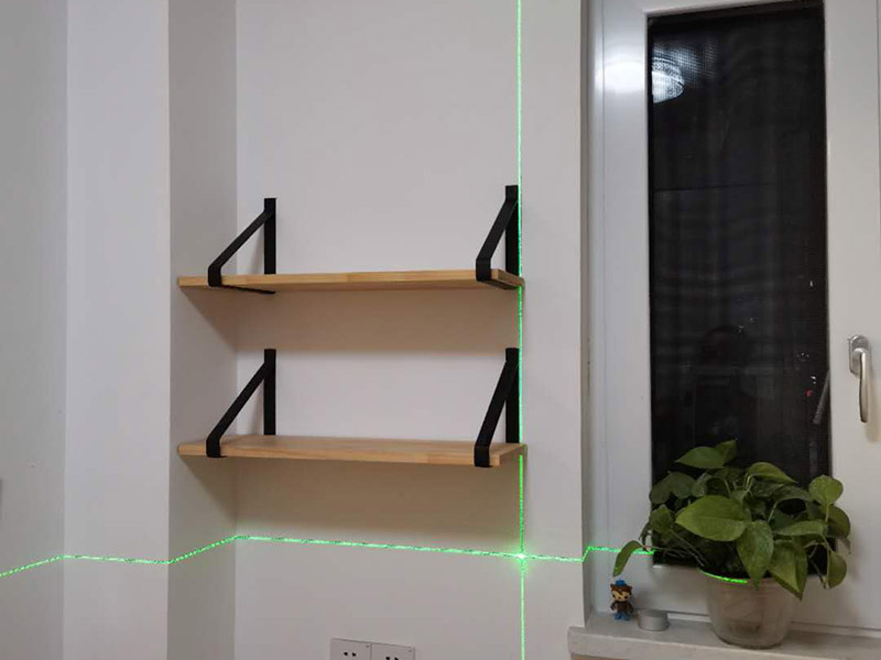 置物架安裝：測(cè)量拉線就是需要對(duì)安裝的高度、置物架的鉆孔位置進(jìn)行測(cè)量匹配。選定安裝位置后，用鉛筆做上記號(hào)；拉線做好標(biāo)記后，在安裝前用尺子檢查一下該平直的線是否平直;用沖擊鉆在標(biāo)記號(hào)的孔位鉆孔，孔的大小要略大于用于固定的螺栓的直徑。墻體是整個(gè)居室的支撐結(jié)構(gòu)，涉及到在墻面安裝，即使是很小的墻上置物架，也要考慮墻體條件。