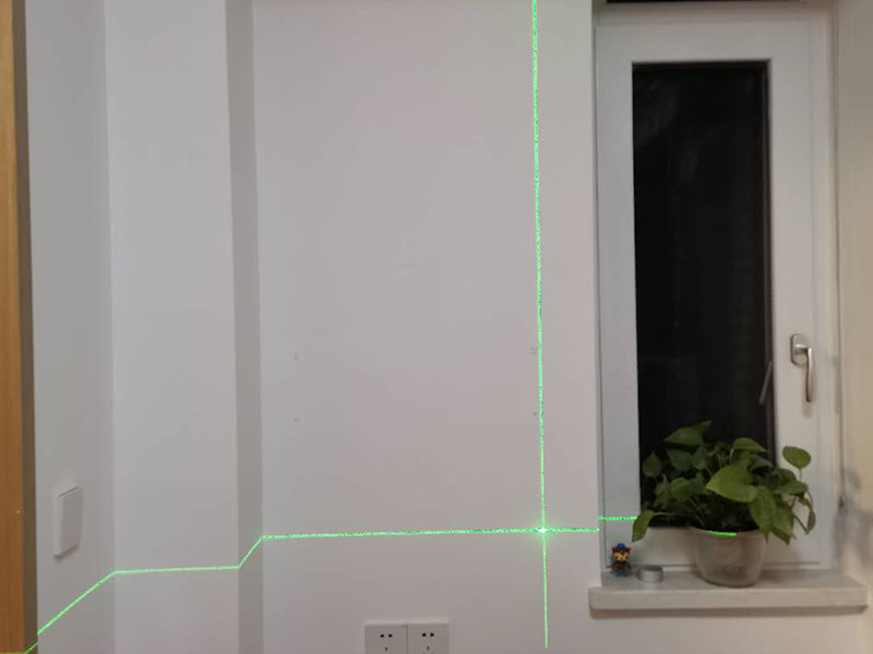 置物架安裝：測(cè)量拉線就是需要對(duì)安裝的高度、置物架的鉆孔位置進(jìn)行測(cè)量匹配。選定安裝位置后，用鉛筆做上記號(hào)；拉線做好標(biāo)記后，在安裝前用尺子檢查一下該平直的線是否平直;用沖擊鉆在標(biāo)記號(hào)的孔位鉆孔，孔的大小要略大于用于固定的螺栓的直徑。墻體是整個(gè)居室的支撐結(jié)構(gòu)，涉及到在墻面安裝，即使是很小的墻上置物架，也要考慮墻體條件。