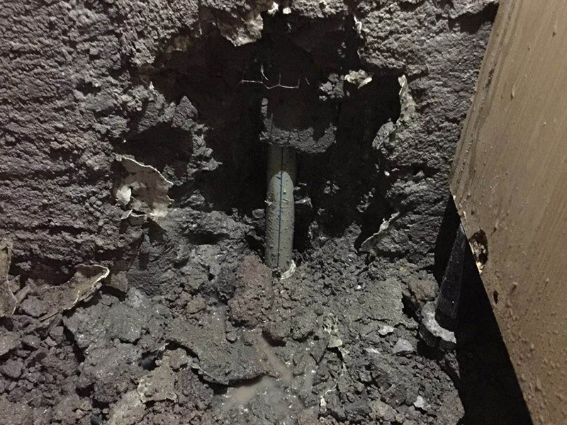 管道漏水維修：首先如果是暗管需要砸墻找到漏點源頭，將漏點擦干，用堵漏水泥涂在漏水處，用膠帶纏好，10分鐘后可以使用使用。 可以去買度一根PVC的水管來自己接，先把壞了的那根管知子割斷，把接口先套進(jìn)管子的一端，使另外的一端的割斷位置正好與接口的另外的一個口子齊平，使它剛道好能夠弄直，然后把直接往這一端送，使兩端都有一定的交叉接著距離(長度)然后把它拆卸下來，用PVC膠水涂回抹在直接的兩端內(nèi)側(cè)答與兩個下水管的外側(cè)。