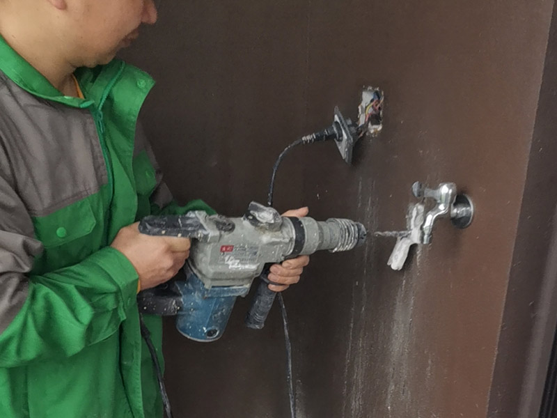 墻上打孔安裝：1、 墻體打孔時(shí)要留心來(lái)回抽插，不要為了圖速度，留神干粉卡鉆。 2、墻體打孔時(shí)鉆頭一定要穩(wěn)，不要左搖右搖，因?yàn)槟銚u的一起，相當(dāng)于加大鉆頭的摩擦力。 3、不要想一炮終究，下壓時(shí)留心力度，難打時(shí)或下降緩慢時(shí)，一定要拔出鉆頭，調(diào)查是不是有磚頭芯斷在鉆頭內(nèi)。 4、沒(méi)有水管或水源時(shí)，最佳不要用把水加在鉆頭里再打這種方法鉆洞，因?yàn)橹恍枭倭康乃脑?，水?huì)把粉末粘住，構(gòu)成稀泥。增加鉆頭的摩擦力，這時(shí)比干打或水打都艱難。 5、需要注意的是，在進(jìn)行打孔施工之前要找專業(yè)的打孔公司或人員，不夠?qū)I(yè)的技術(shù)人不僅可能對(duì)墻體造成損傷，有可能還會(huì)發(fā)生意外事故，對(duì)業(yè)主的利益造成威脅。