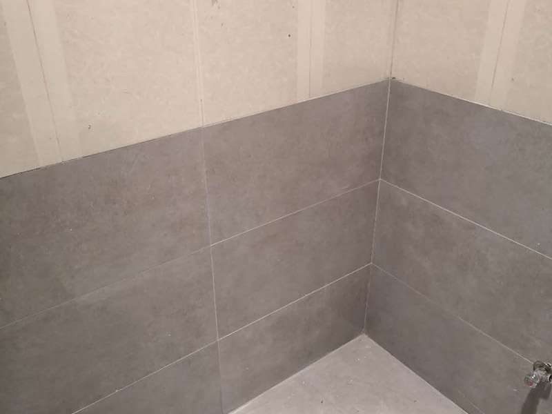 衛(wèi)生間墻面貼磚：1、 衛(wèi)生間墻面在施工前清理墻面的各類污物，用泥刀先批墻，后用水泥漿找平，防止瓷磚貼后有空鼓現(xiàn)象。 2、 衛(wèi)生間內(nèi)會防止抽風(fēng)機、安裝吊頂?shù)?，所以高度要特別注意，其次是墻磚與地磚的尺寸要互相對應(yīng)，不能有太大的差異，最后根據(jù)高度、尺寸與整體效果來確定鋪貼方法，如果統(tǒng)一墻面瓷磚不同，大尺寸瓷磚從下往上貼，小尺寸從上往下貼。