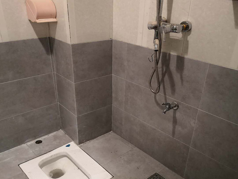 衛(wèi)生間墻面貼磚：1、 衛(wèi)生間墻面在施工前清理墻面的各類污物，用泥刀先批墻，后用水泥漿找平，防止瓷磚貼后有空鼓現(xiàn)象。 2、 衛(wèi)生間內(nèi)會防止抽風(fēng)機、安裝吊頂?shù)?，所以高度要特別注意，其次是墻磚與地磚的尺寸要互相對應(yīng)，不能有太大的差異，最后根據(jù)高度、尺寸與整體效果來確定鋪貼方法，如果統(tǒng)一墻面瓷磚不同，大尺寸瓷磚從下往上貼，小尺寸從上往下貼。