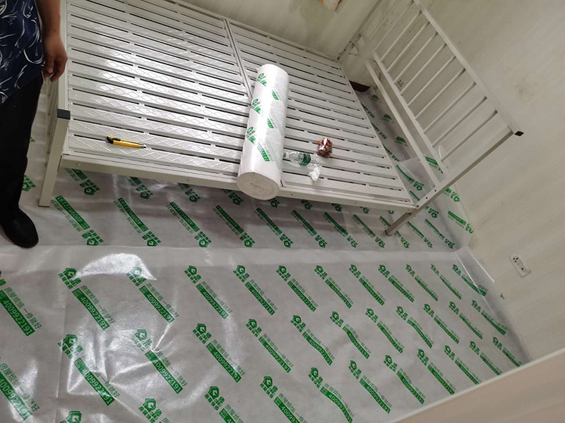 臥室墻面重新粉刷：整理墻面。用鏟刀鏟除墻面已松動(dòng)的膩?zhàn)訉?，無(wú)法用鏟刀鏟除的膩?zhàn)訉?，用小錘子悄悄敲擊，如果沒(méi)有空鼓聲音，而且敲后仍不松動(dòng)的可以保留原有的基層。清洗墻面外表的浮塵和油污等。用耐膩?zhàn)訉?duì)局部損壞部位進(jìn)行修補(bǔ)完好。涂刷底漆(糯米圖植物涂料直接上底料，不需要膩?zhàn)訉?，待膩?zhàn)訉痈稍锕袒螅克?-2遍底漆。涂刷面漆。待底漆徹底干燥后，涂刷兩遍面漆。涂料涂刷時(shí)不能過(guò)量?jī)端?，尤其是深色彩的涂料，兌水過(guò)多也許致使浮色發(fā)花等不良現(xiàn)象。