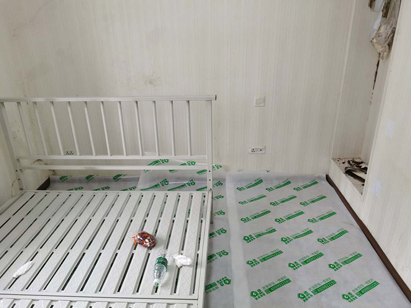 臥室墻面重新粉刷：整理墻面。用鏟刀鏟除墻面已松動(dòng)的膩?zhàn)訉?，無(wú)法用鏟刀鏟除的膩?zhàn)訉樱眯″N子悄悄敲擊，如果沒(méi)有空鼓聲音，而且敲后仍不松動(dòng)的可以保留原有的基層。清洗墻面外表的浮塵和油污等。用耐膩?zhàn)訉?duì)局部損壞部位進(jìn)行修補(bǔ)完好。涂刷底漆(糯米圖植物涂料直接上底料，不需要膩?zhàn)訉?，待膩?zhàn)訉痈稍锕袒螅克?-2遍底漆。涂刷面漆。待底漆徹底干燥后，涂刷兩遍面漆。涂料涂刷時(shí)不能過(guò)量?jī)端?，尤其是深色彩的涂料，兌水過(guò)多也許致使浮色發(fā)花等不良現(xiàn)象。