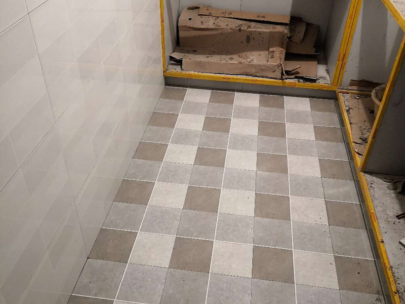 廚房地面地磚安裝：一般地磚有干鋪和濕鋪兩種,一般是鋪的優(yōu)點是單核的比知較結實一些缺點就是大塊的地磚容易切工不容易找平道兒干鋪的就比較容易找平了也不容易貼空，但是干鋪版的強度沒有濕鋪的好一些，所以一般情況下選擇是濕鋪是比較好的一種鋪地磚權的方法。