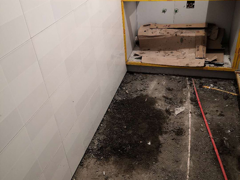 廚房地面地磚安裝：一般地磚有干鋪和濕鋪兩種,一般是鋪的優(yōu)點是單核的比知較結實一些缺點就是大塊的地磚容易切工不容易找平道兒干鋪的就比較容易找平了也不容易貼空，但是干鋪版的強度沒有濕鋪的好一些，所以一般情況下選擇是濕鋪是比較好的一種鋪地磚權的方法。