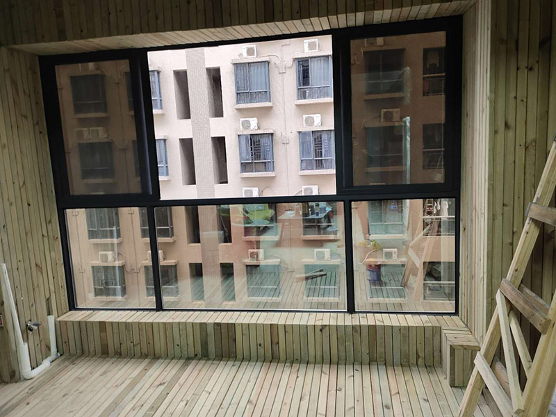 陽(yáng)臺(tái)木板刷清漆：1.刷木板清漆要刷兩次,第一次不要使用太多,在木板表面刷一層就好。 2.刷第二次前,要留意表面有沒(méi)有縫隙,有沒(méi)有凹凸處,有的話(huà)要先磨平。 3.第二次刷時(shí)動(dòng)作要快,不能漏刷,一邊刷一邊看哪里漏掉了或者哪里不平,以及時(shí)作出彌補(bǔ)。