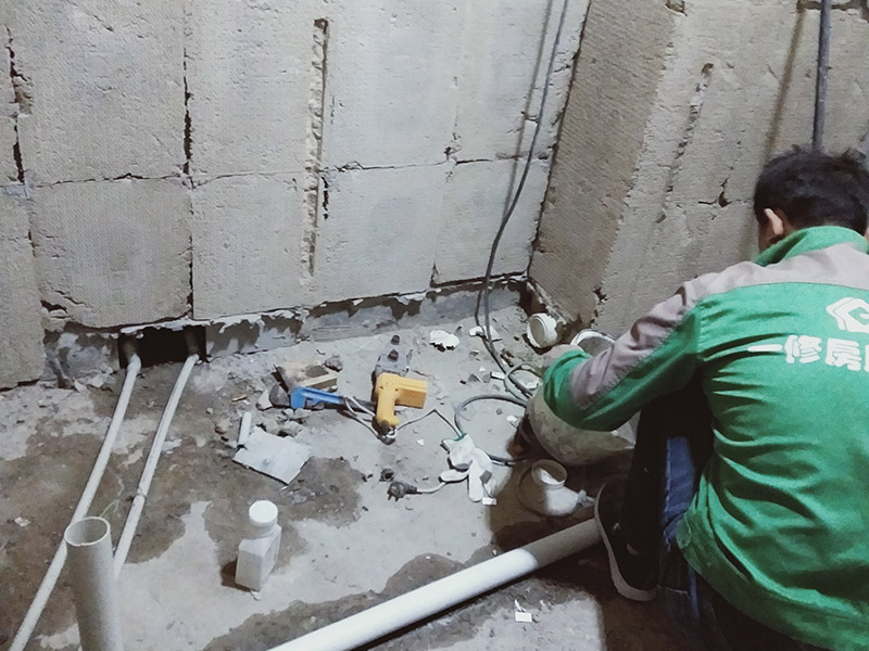 廚衛(wèi)改造排水管：一、下水管道改造刷膠時，一定更要將接口處的渣土清理干凈，并將管件的內(nèi)圓和管道的外圓涂上膠水，這一工序至關(guān)重要，如果沒有合理施工可能會導(dǎo)致下水管漏水。 二、整棟樓房的下水管道都必須安裝排氣口，并且要記得在最高處設(shè)計一個排氣孔，否則到了夏天下水管道中的腐爛物會發(fā)酵，不僅臭氣熏天，還會對健康產(chǎn)生不利。 三、安裝下水管時必須掌握好坡度，一般進(jìn)水口應(yīng)高于出水口，坡度比沒有嚴(yán)格要求但要注意下水管道安裝之后不能抬高地面。 四、記得加防臭彎頭，進(jìn)行下水管改造時要事先與樓下住戶協(xié)商，從樓下開始施工，否則會難以加防臭彎頭。如果不加防臭彎頭的話，臭味很容易通過管道進(jìn)入室內(nèi)。