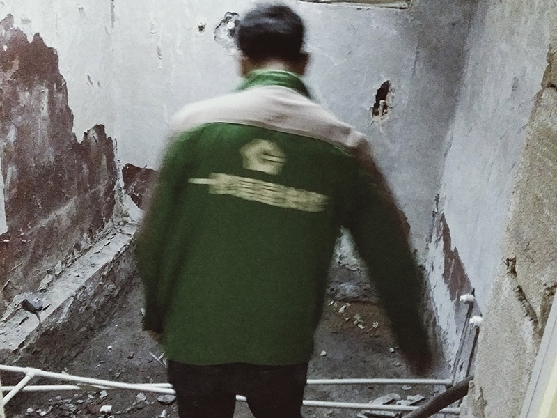 廚衛(wèi)改造排水管：一、下水管道改造刷膠時，一定更要將接口處的渣土清理干凈，并將管件的內(nèi)圓和管道的外圓涂上膠水，這一工序至關(guān)重要，如果沒有合理施工可能會導(dǎo)致下水管漏水。 二、整棟樓房的下水管道都必須安裝排氣口，并且要記得在最高處設(shè)計一個排氣孔，否則到了夏天下水管道中的腐爛物會發(fā)酵，不僅臭氣熏天，還會對健康產(chǎn)生不利。 三、安裝下水管時必須掌握好坡度，一般進(jìn)水口應(yīng)高于出水口，坡度比沒有嚴(yán)格要求但要注意下水管道安裝之后不能抬高地面。 四、記得加防臭彎頭，進(jìn)行下水管改造時要事先與樓下住戶協(xié)商，從樓下開始施工，否則會難以加防臭彎頭。如果不加防臭彎頭的話，臭味很容易通過管道進(jìn)入室內(nèi)。