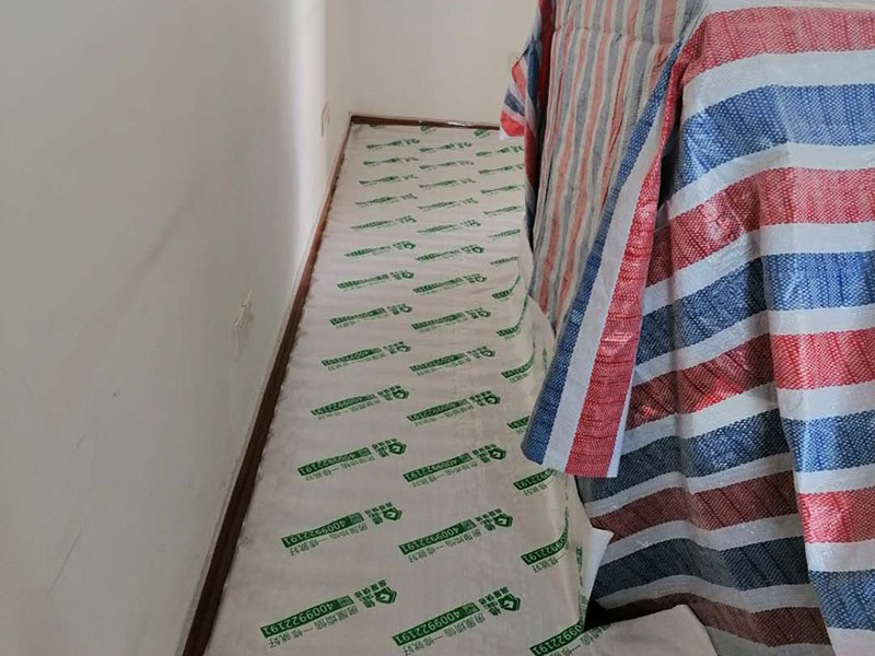 地面保護(hù)措施：各種裝修物料的進(jìn)場以及各種建筑裝修垃圾的清理，都會經(jīng)過入戶門，這些物品在搬運(yùn)的過程中，難免會和入戶門發(fā)生磕碰，造成入戶門的磕碰劃傷，所以，第一個需要做好成品保護(hù)的地方就是入戶門。 做法：在裝修開工前直到家具進(jìn)場期間，都需要對入戶門進(jìn)行保護(hù)！可以使用成品保護(hù)膜將門包裹。地面瓷磚鋪貼完后，用成品保護(hù)膜覆蓋磚面，既可以防止裝修時的沙子磨傷地面，同時也能有效地防止油漆涂料等有色液體滴落磚面，造成地面污染。在進(jìn)行木門、櫥柜、家具等的相關(guān)的安裝或組裝的過程中，成品保護(hù)主要體現(xiàn)在兩個方面：一是原有的墻面、地面裝飾的保護(hù)，盡量避免因?yàn)檫@些安裝工程對已裝的部分造成破壞；二是安裝的物品本身的保護(hù)，注意不要在安裝過程中造成磕碰、劃傷等損傷。