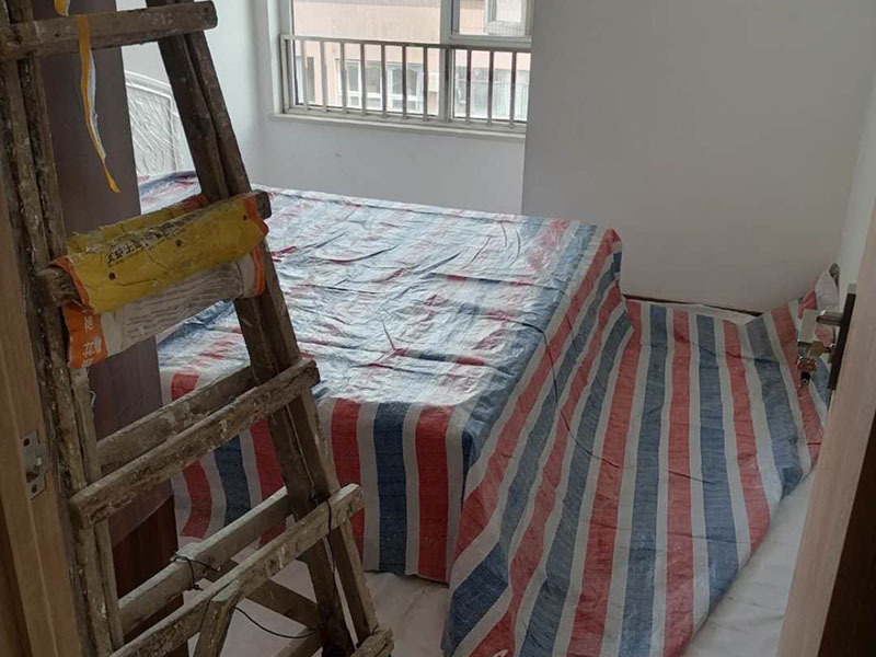 地面保護(hù)措施：各種裝修物料的進(jìn)場以及各種建筑裝修垃圾的清理，都會經(jīng)過入戶門，這些物品在搬運(yùn)的過程中，難免會和入戶門發(fā)生磕碰，造成入戶門的磕碰劃傷，所以，第一個需要做好成品保護(hù)的地方就是入戶門。 做法：在裝修開工前直到家具進(jìn)場期間，都需要對入戶門進(jìn)行保護(hù)！可以使用成品保護(hù)膜將門包裹。地面瓷磚鋪貼完后，用成品保護(hù)膜覆蓋磚面，既可以防止裝修時的沙子磨傷地面，同時也能有效地防止油漆涂料等有色液體滴落磚面，造成地面污染。在進(jìn)行木門、櫥柜、家具等的相關(guān)的安裝或組裝的過程中，成品保護(hù)主要體現(xiàn)在兩個方面：一是原有的墻面、地面裝飾的保護(hù)，盡量避免因?yàn)檫@些安裝工程對已裝的部分造成破壞；二是安裝的物品本身的保護(hù)，注意不要在安裝過程中造成磕碰、劃傷等損傷。