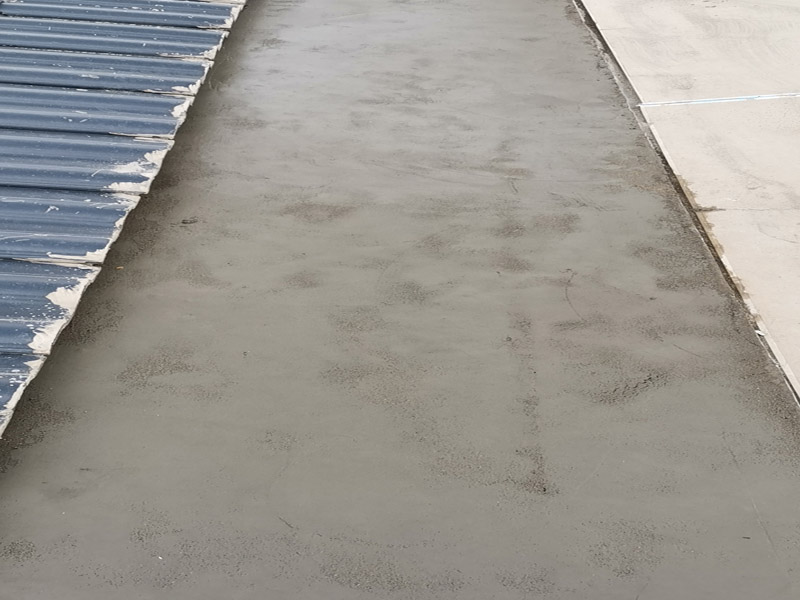 屋頂找平施工：基層處理&rarr;灑水濕潤&rarr;找標(biāo)高、抹灰餅、沖筋&rarr;攪拌砂漿&rarr;刷水泥漿結(jié)合層&rarr;鋪水泥砂漿面層&rarr;抹光機(jī)抹光&rarr;木抹子搓平&rarr;鐵抹子壓光（根據(jù)下個(gè)構(gòu)造層次決定做法）&rarr;分隔縫切割&rarr;養(yǎng)護(hù)&rarr;驗(yàn)收。 清理結(jié)構(gòu)層、保溫層上面的松散雜物，凸出基層表面的硬物應(yīng)剔平掃凈;抹找坡層前，宜對基層灑水濕潤;突出屋面的管道、支架等根部，應(yīng)用細(xì)石混凝土堵實(shí)和固定;對不易與找平層結(jié)合的基層應(yīng)做界面處理。