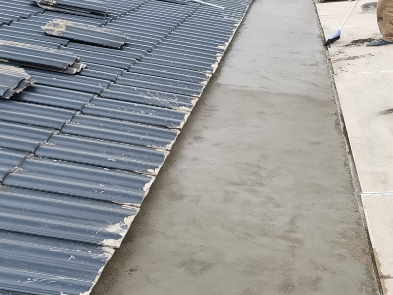 屋頂找平施工：基層處理&rarr;灑水濕潤&rarr;找標(biāo)高、抹灰餅、沖筋&rarr;攪拌砂漿&rarr;刷水泥漿結(jié)合層&rarr;鋪水泥砂漿面層&rarr;抹光機(jī)抹光&rarr;木抹子搓平&rarr;鐵抹子壓光（根據(jù)下個(gè)構(gòu)造層次決定做法）&rarr;分隔縫切割&rarr;養(yǎng)護(hù)&rarr;驗(yàn)收。 清理結(jié)構(gòu)層、保溫層上面的松散雜物，凸出基層表面的硬物應(yīng)剔平掃凈;抹找坡層前，宜對基層灑水濕潤;突出屋面的管道、支架等根部，應(yīng)用細(xì)石混凝土堵實(shí)和固定;對不易與找平層結(jié)合的基層應(yīng)做界面處理。