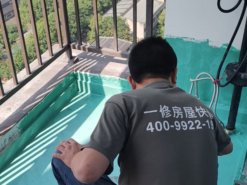 陽(yáng)臺(tái)防水施工：先用鏟刀和笤帚及工具將陽(yáng)臺(tái)基層表面的突起物、砂漿和疙瘩等鏟除并將塵土雜物清掃干凈，對(duì)陰陽(yáng)角、管根、地漏等部位應(yīng)認(rèn)真清理。 對(duì)陽(yáng)臺(tái)地漏、管根、陰陽(yáng)角等易發(fā)生漏水的部位，應(yīng)進(jìn)行特殊加強(qiáng)處理。 細(xì)部附加層：在地漏、管根、陰陽(yáng)角和出入口等易發(fā)生漏水的薄弱部位，可增加一層剛性防水，剛性防水寬度應(yīng)不小于100mm，搭接寬度應(yīng)不小于100mm。然后涂刷家裝專用防水涂料。 將配制好的防水涂料均勻涂刷在基層表面，涂刷量以0.8&mdash;1.0kg/㎡每遍為宜，直至防水合格為止，家裝防水要求一般為1.0mm左右。