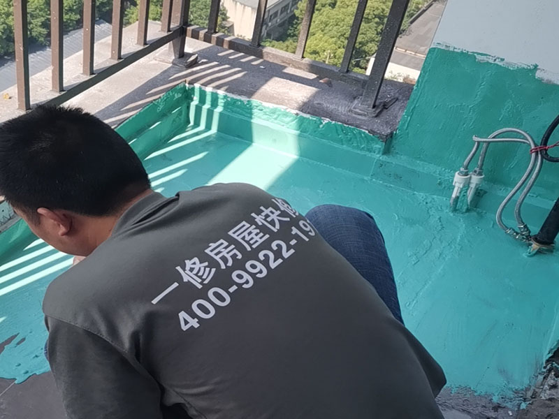 陽(yáng)臺(tái)防水施工：先用鏟刀和笤帚及工具將陽(yáng)臺(tái)基層表面的突起物、砂漿和疙瘩等鏟除并將塵土雜物清掃干凈，對(duì)陰陽(yáng)角、管根、地漏等部位應(yīng)認(rèn)真清理。 對(duì)陽(yáng)臺(tái)地漏、管根、陰陽(yáng)角等易發(fā)生漏水的部位，應(yīng)進(jìn)行特殊加強(qiáng)處理。 細(xì)部附加層：在地漏、管根、陰陽(yáng)角和出入口等易發(fā)生漏水的薄弱部位，可增加一層剛性防水，剛性防水寬度應(yīng)不小于100mm，搭接寬度應(yīng)不小于100mm。然后涂刷家裝專用防水涂料。 將配制好的防水涂料均勻涂刷在基層表面，涂刷量以0.8&mdash;1.0kg/㎡每遍為宜，直至防水合格為止，家裝防水要求一般為1.0mm左右。