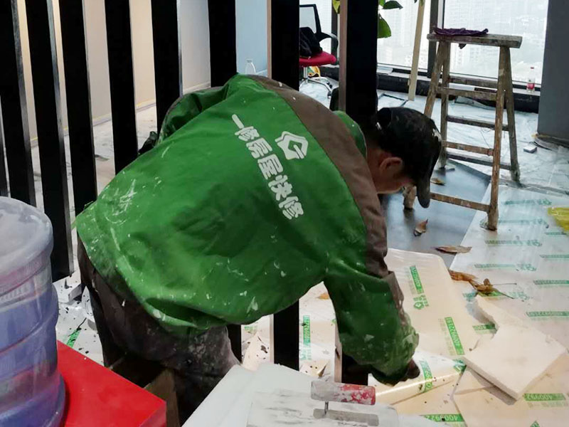 隔斷油漆翻新：首先用粗砂紙把需要刷油漆的地方都打磨一遍，注意轉(zhuǎn)角的地方不要打磨的太厲害，然后用布沾水，弄成半濕狀，把剛打磨完的粉末都擦干凈。拿細(xì)砂紙再重新打磨一遍，同樣要注意轉(zhuǎn)角處。再用沾水布把粉末清理干凈。就可以開始刷漆，刷漆的規(guī)則是從上到下，從左到右。