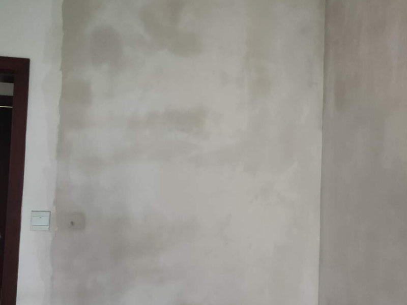 墻面翻新裝修：1、短期內(nèi)：對(duì)于購(gòu)買的二手房墻面，如果是裝修沒(méi)多久，那么在進(jìn)行墻面處理的時(shí)候，原先的耐水膩?zhàn)涌梢员Ａ粢恍?，不用完全的鏟掉；用鋼刷和砂紙進(jìn)行打磨墻面，打磨后即可重新涂刷乳膠漆。 2、時(shí)間間隔太久：如果是五年以上的耐水膩?zhàn)?，由于材料老化，在二次刷漆的時(shí)候，就必須全部鏟除至墻底，否則的話會(huì)影響今后墻面乳膠漆的施工質(zhì)量和裝修后的長(zhǎng)期使用效果。