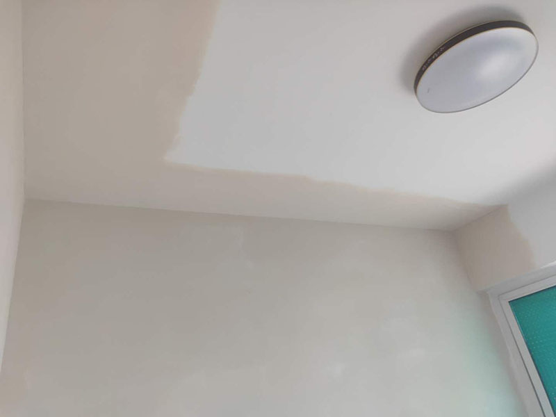 墻面翻新裝修：1、短期內(nèi)：對(duì)于購(gòu)買的二手房墻面，如果是裝修沒(méi)多久，那么在進(jìn)行墻面處理的時(shí)候，原先的耐水膩?zhàn)涌梢员Ａ粢恍?，不用完全的鏟掉；用鋼刷和砂紙進(jìn)行打磨墻面，打磨后即可重新涂刷乳膠漆。 2、時(shí)間間隔太久：如果是五年以上的耐水膩?zhàn)?，由于材料老化，在二次刷漆的時(shí)候，就必須全部鏟除至墻底，否則的話會(huì)影響今后墻面乳膠漆的施工質(zhì)量和裝修后的長(zhǎng)期使用效果。