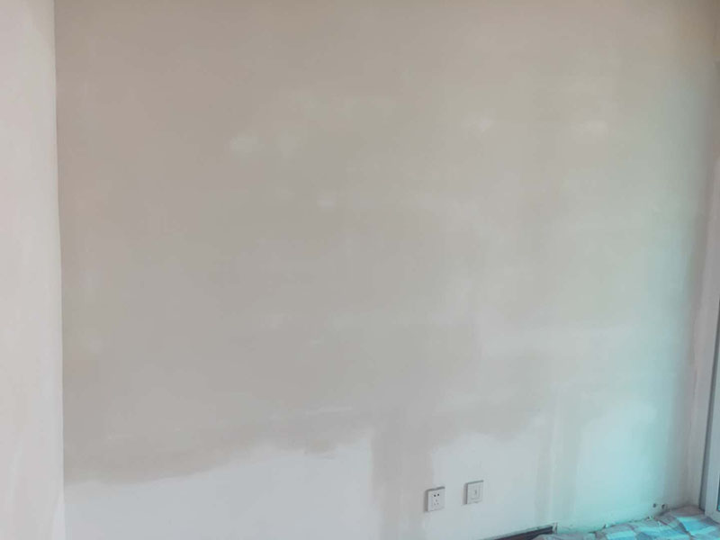 墻面翻新裝修：1、短期內(nèi)：對(duì)于購(gòu)買的二手房墻面，如果是裝修沒(méi)多久，那么在進(jìn)行墻面處理的時(shí)候，原先的耐水膩?zhàn)涌梢员Ａ粢恍?，不用完全的鏟掉；用鋼刷和砂紙進(jìn)行打磨墻面，打磨后即可重新涂刷乳膠漆。 2、時(shí)間間隔太久：如果是五年以上的耐水膩?zhàn)?，由于材料老化，在二次刷漆的時(shí)候，就必須全部鏟除至墻底，否則的話會(huì)影響今后墻面乳膠漆的施工質(zhì)量和裝修后的長(zhǎng)期使用效果。